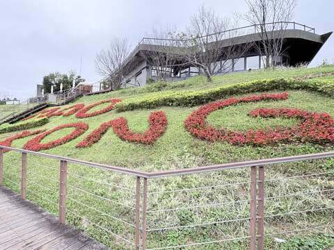 「MAO KONG」字樣與具層次的花帶(圖片來源:臺北市政府工務局公園路燈工程管理處)