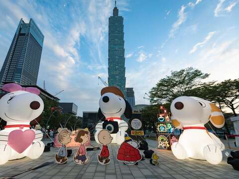 「臺北最High新年城」攜手PEANUTS™漫畫家族,於臺北市政府東南廣場設置6座史努比及其兄弟姊妹的大型氣偶。(圖片來源:臺北市政府觀光傳播局)