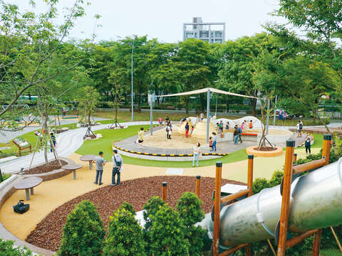 P20-23 漫遊-3@許宜容-華山大草原共融遊戲場設有多樣遊具，孩子們可穿梭各樣設施盡情嬉遊。（攝影／許宜容）