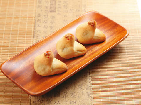 P24-27 食旅－5「龍月堂」以古法製作的鳥仔餅，造型可愛、風味香甜。（攝影／楊彩成）