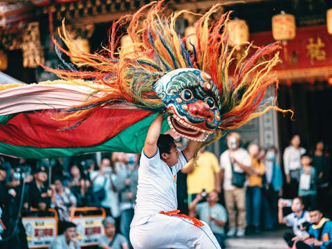 P28-31 風格－3大龍峒金獅團於遶境祈福活動出陣，隨舞揚動的獅頭顯得光彩耀眼。（攝影／陳正諺）
