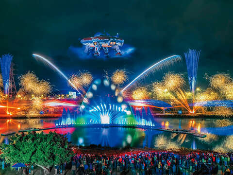 P32-35-寫真-3@陳紫晴-2022年主燈「TAIPEI40」宇宙飛船從天而降,為台北夜色添上一抹奇幻氛圍。(攝影/陳紫晴)(圖2-3:台北市北門相機商圈發展協會)