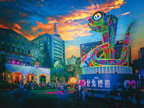 P32-35-寫真-4@陳德惠-2025年主燈「福蛇豆豆」照亮中山堂廣場。(攝影/陳德惠)
