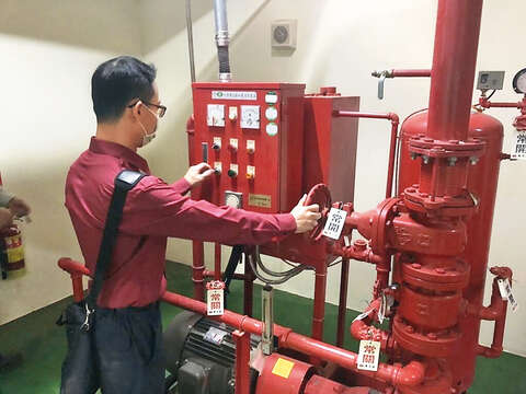 P38-41 台北新日常-3@台北市消防局-消防局針對不同場域進行系統性檢查,確認各項設施能正常使用。