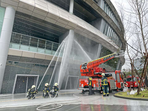 P38-41 台北新日常-1@台北市消防局-台北市消防局舉辦大型消防演練,保障民眾安全。