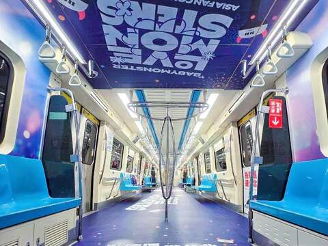 BABYMONSTER 捷運限定專屬彩繪列車-車廂內部(圖片來源:臺北大眾捷運股份有限公司)