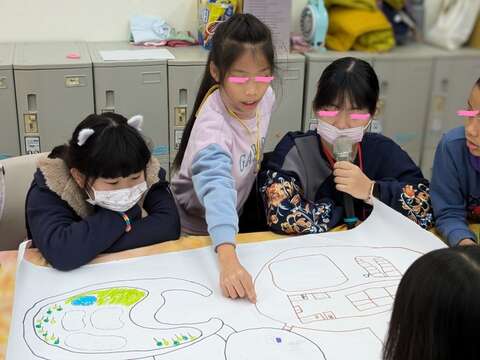 孩子們一起討論(圖片來源:臺北市政府客家事務委員會)