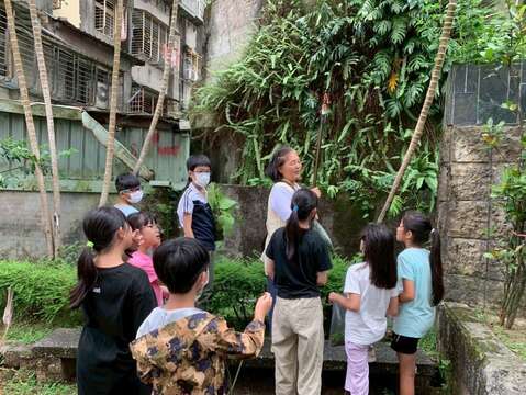 聆聽介紹(圖片來源:臺北市政府客家事務委員會)