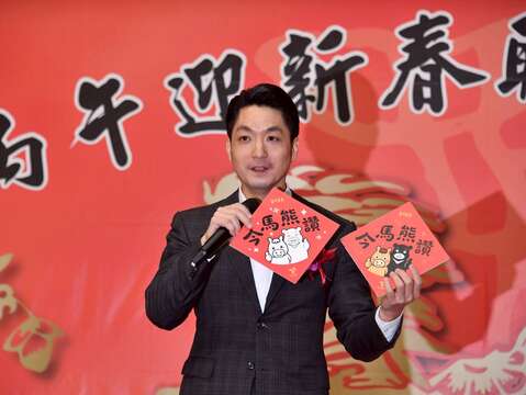 蔣市長展示書法好手寫的作品（圖片來源：臺北市政府秘書處媒體事務組）