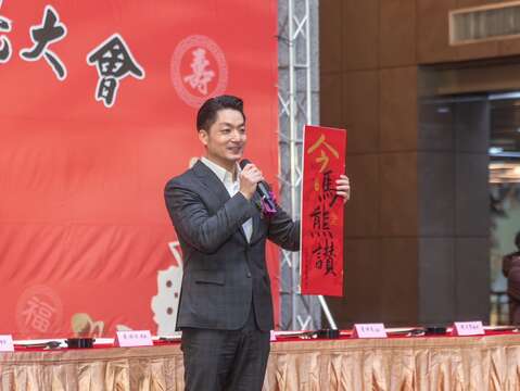 蔣市長展示今年市府的春聯（圖片來源：臺北市政府秘書處媒體事務組）
