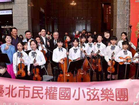 蔣市長與書法家、國小學生們合影（圖片來源：臺北市政府秘書處媒體事務組）