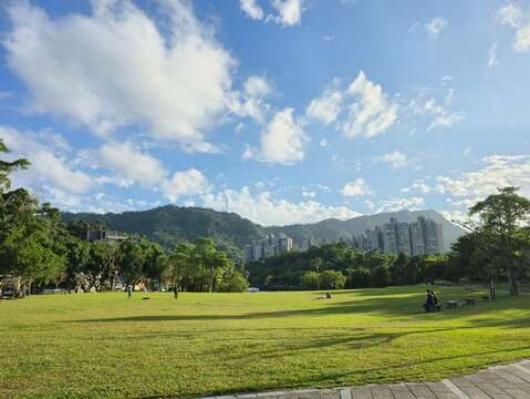 南港公園大草原(圖片來源:臺北市政府工務局公園路燈工程管理處)