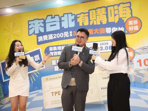 現場CALL OUT連線星宇航空「台北-鳳凰城」雙人來回機票幸運得主(圖片來源:臺北市商業處)