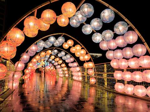 漫步「台北燈節」花燈光影流轉之間,享受閃耀的元宵祝福。(圖為2025台北燈節資料照(圖片來源:臺北市政府觀光傳播局)