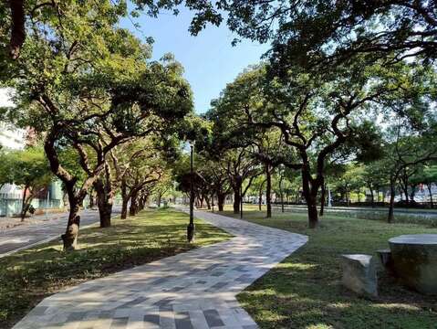 中正138號綠地串聯雪城外植物園、城中商圈、機關古蹟群等觀光場所，值得連假來散步、小旅行。（圖片來源：臺北市政府工務局公園路燈工程管理處）