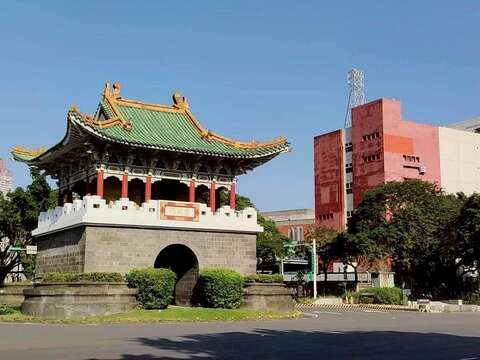 臺北府城門小南門為「重熙門」，重熙意為盛世興隆，光輝普照的意思。（圖片來源：臺北市政府工務局公園路燈工程管理處）