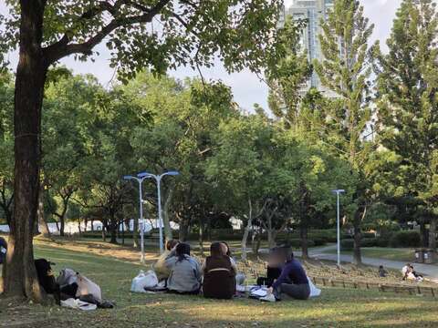 大安森林公園為野餐休憩的好去處（圖片來源：臺北市政府工務局公園路燈工程管理處）