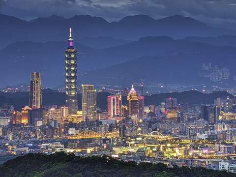 碧山巖夜景（圖片來源：臺北市政府工務局公園路燈工程管理處）