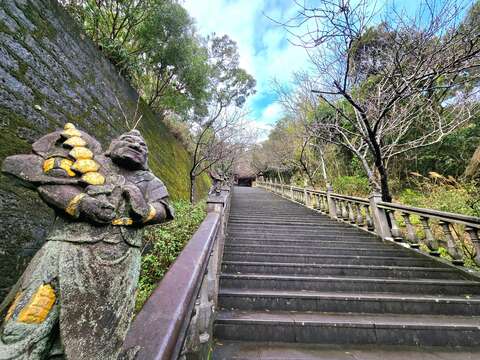 碧山巖階梯（圖片來源：臺北市政府工務局公園路燈工程管理處）