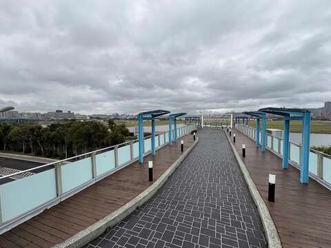 連接內湖休閒運動公園與堤外彩虹河濱公園的空橋,規劃人車分道,讓人走得很安心(圖片來源:臺北市政府工務局衛生下水道工程處)