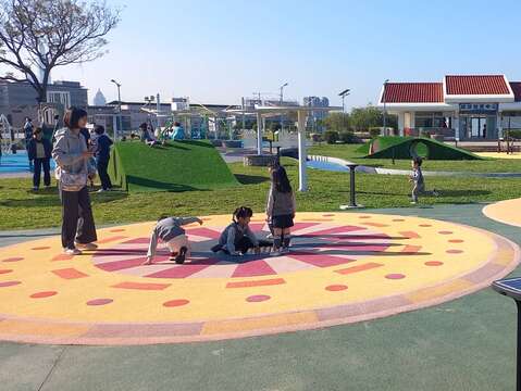 內湖休閒運動公園提供多元共融遊具,廣受孩子們喜愛(圖片來源:臺北市政府工務局衛生下水道工程處)