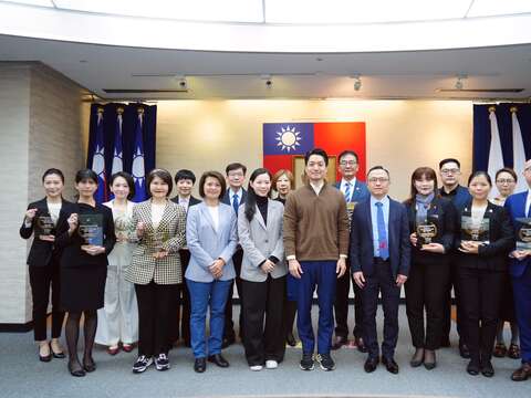 業者組獲獎旅館與蔣萬安市長合影（圖片來源：臺北市政府觀光傳播局）
