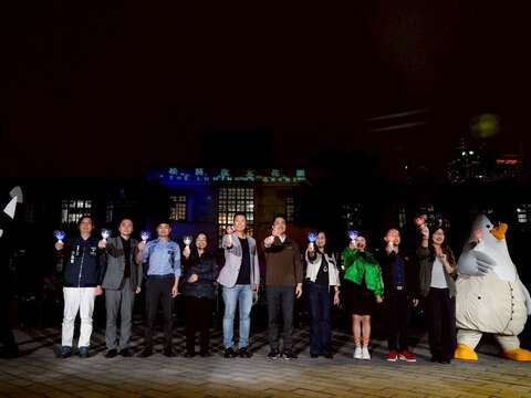 《松菸夜光花園》戶外光影展點亮儀式-大合照（圖片來源：臺北市政府秘書處媒體事務組）