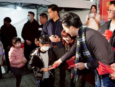 台北市市長蔣萬安與小朋友互動（圖片來源：臺北市政府秘書處媒體事務組）