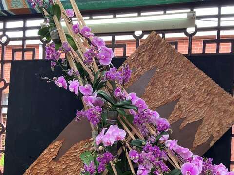 L型架構展現蘭花帶有延伸、蔓延的律動感（圖片來源：臺北市政府工務局公園路燈工程管理處）