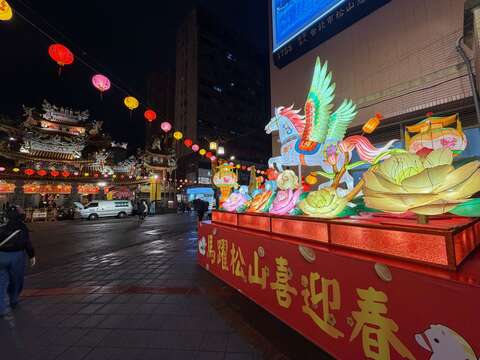 松山慈祐宮「馬躍松山迎新春」主題燈飾（圖片來源：臺北市政府觀光傳播局）