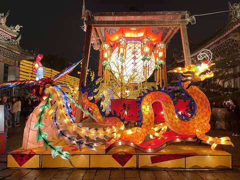 艋舺龍山寺展出的平安燈（圖為2024年燈飾）（圖片來源：臺北市政府觀光傳播局）