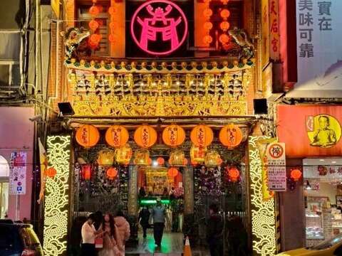 台北天后宮樓面展出別緻的手工花燈（圖片來源：臺北市政府觀光傳播局）