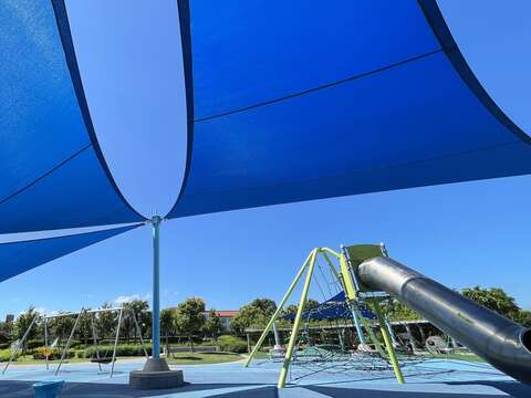 公園內共融式遊戲場，提供兒童嬉戲環境。（圖片來源：臺北市政府工務局衛生下水道工程處）