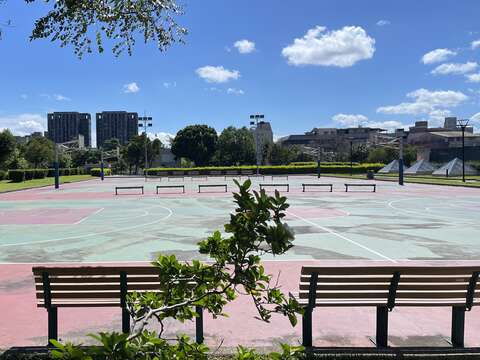 公園內籃球場，提供打球運動休閒場地。（圖片來源：臺北市政府工務局衛生下水道工程處）