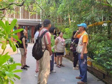 遊客仔細聆聽導覽。（圖片來源：臺北市政府工務局公園路燈工程管理處）