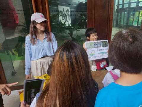 時導覽於志工櫃臺集合（圖片來源：臺北市政府工務局公園路燈工程管理處）