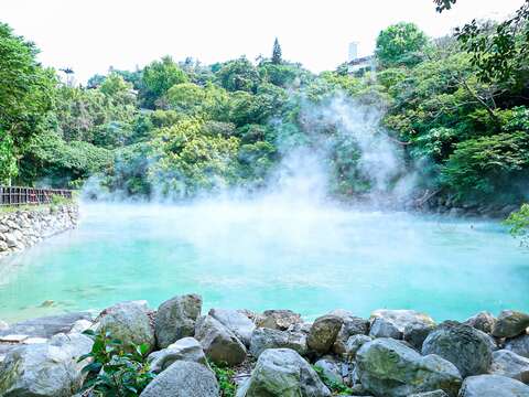 北投地熱谷熱氣蒸騰，展現獨特地熱景觀。（圖片來源：臺北市政府觀光傳播局）