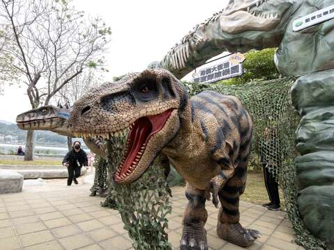 臺北市首座大型戶外恐龍樂園《恐龍大復活闖渡探險樂園》(圖片來源:臺北市政府工務局水利工程處)