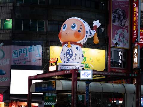 台北燈節與「泡泡瑪特（POP MART）」合作的「Twinkle Twinkle 星夢迎春（星星人）」燈組（圖片來源：臺北市政府觀光傳播局）