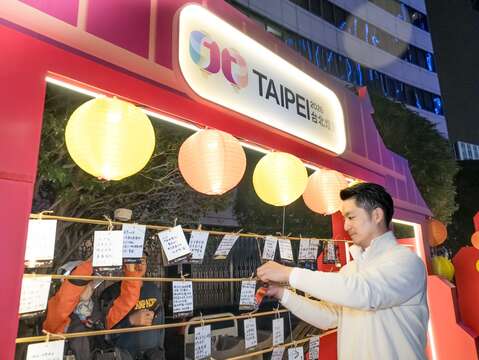 蔣萬安市長到中山堂「金福氣」祈福燈區，在祈福卡寫下祝福.jpg（圖片來源：臺北市政府觀光傳播局）