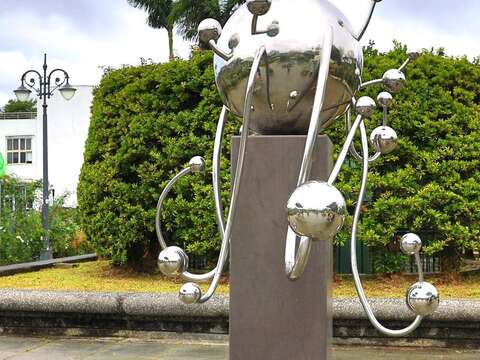 李榮峰藝術家「生機」（圖片來源：臺北市政府工務局公園路燈工程管理處）