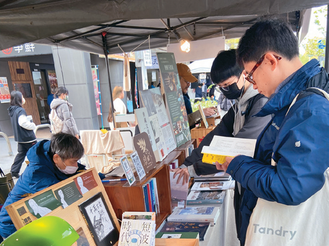 P14-1７藝文聚落－4「溫羅汀曬書節」透過書香市集讓閱讀走進戶外，形塑鮮明的文化風景。（圖／欒樹下書房）