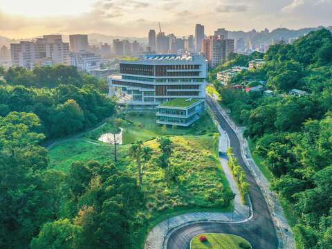 P20-23 漫遊-2@國立政治大學-達賢圖書館與湖光山色、綠意草坪交織成靜謐天地。(圖/國立政治大學)