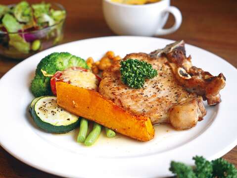 P24-27 食旅-2「Timama kitchen」的戰斧豬排選用友善飼養肉品與小農蔬菜,體現尊重土地與食物的理念。
