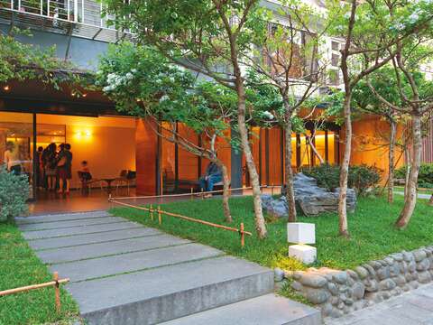 P28-31 風格－3「微熱山丘」敞開庭院迎客，造景設計與社區綿延的綠意自然交融。（圖／微熱山丘）