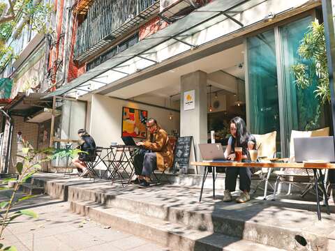 P28-31 風格－4居民與旅客坐在富錦街的咖啡館享受恬靜日常。