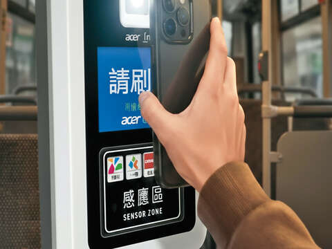 P38-41 台北新日常-4@台北市交通局-民眾只要用手機開啟交通乘車碼,即可輕鬆搭乘捷運與公車。(圖/台北市交通局)
