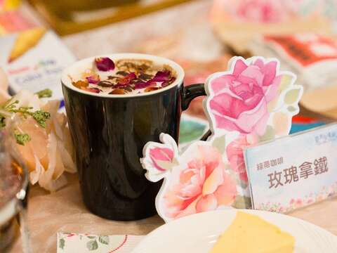 Lotty cafe綠蒂咖啡推出玫瑰拿鐵及玫瑰花茶（圖片來源：臺北市政府工務局公園路燈工程管理處）