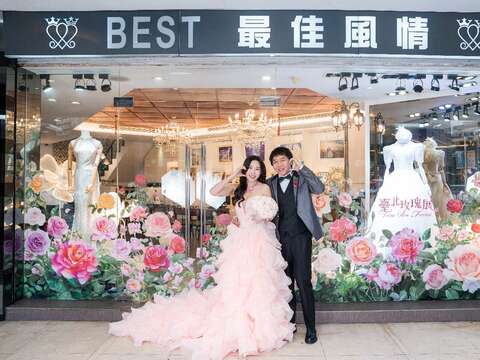最佳風情國際婚紗店面貼上玫瑰窗景更顯浪漫（圖片來源：臺北市政府工務局公園路燈工程管理處）
