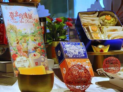 歐華酒店推出玫瑰拿鐵及玫瑰花茶，民眾可以搭配歐麗蛋糕房的甜點品嘗（圖片來源：臺北市政府工務局公園路燈工程管理處）